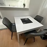 Apartamento Com 2 Dormitorios, 1 Vaga De Garagem E Mercadinho 24Hrs, Em Otima Localizacao!